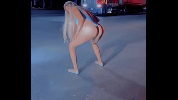 Preview 4 of Wite Big Gril Xxx - Mamacita ofreciendo el culo en la calle
