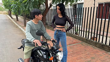 Preview 1 of Muslim Older Couple Spy - Ayudo a linda chica desconocida con su moto nueva y busco un pretexto para cogerla en mi apartamento.