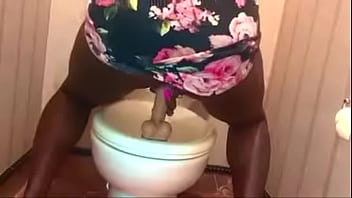 Preview 1 of Grandma Xxxshot Face - Negra safada gostoso estolando a buceta no consolo