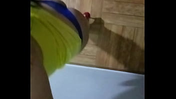Preview 1 of Mrs Lee - Sexy travesti de closet modelando tanga rica