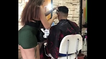Preview 1 of Ini Romance - CORTE DE CABELLO EN ESTETICA TERMINA TOCANDOLE SU RICO CULO