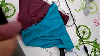 Preview 2 of Hot Squirrel Mom - corrida en bragas de mi mujer 230
