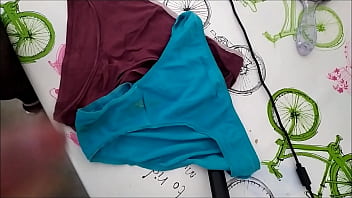Preview 1 of Hot Squirrel Mom - corrida en bragas de mi mujer 230