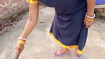 Preview 1 of Stella Cox Rape - Bengali Bhabhi XXX झाड़ू निकाल रही भाभी को छत पर बने रूम जबरदस्त चोदा ! साफ हिंदी आवाज में