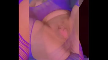 Preview 2 of Squirting Quens - KREAMY KARINA ORGASM TOUCHING HERSELF