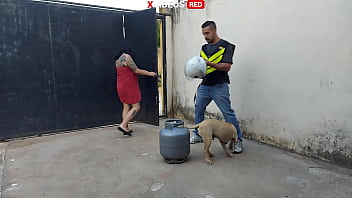 Preview 4 of One Girl Twenty Boys - NOVINHA RECEBEU ENTREGADOR DE PIZZA SO DE TOALHA (video completo xvideos red)