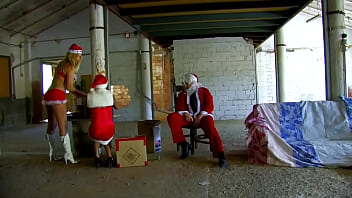Preview 1 of Ali Michaels - Grande orgia in cantina con Babbo Natale