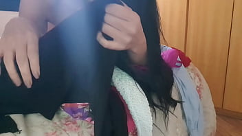 Preview 4 of Rough Defloration Porn - CALIENTE MENINA DULCE tirando linhas de sua blusa preta