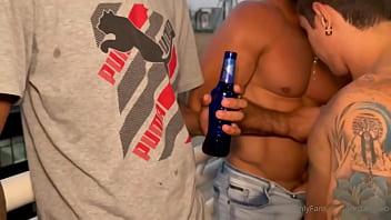 Preview 1 of Xxx Vvb - FUDENDO A PUTINHA SEM CAPA COM UM AMIGO.