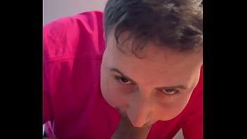 Preview 2 of Footjob Brazzers Mom - Dando leite na boca do puto.
