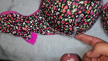 Preview 4 of Latina Ass Danny - Me la jalo y me vengo en el bra de flores nuevo de mi amiga