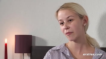 Preview 4 of Full Xviod - Ersties: Zierliche Blondine aus Bremen befriedigt sich vor Kamera