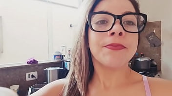 Preview 1 of Indin Yeng Girl Sex - loira gostosa fazendo faxina mostando cuzinho