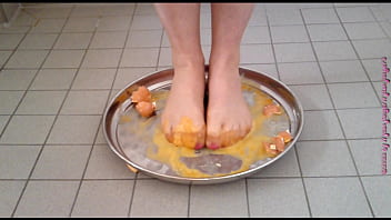 Preview 2 of Porn Virgin - Die rohen EIER zertreten und pissen ** Nylonfu&szlig_ Crushing **