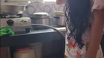 Preview 1 of Gorgoues Girl - देसी भाभी ने अपने यार के साथ मज़ा लिया किचन में