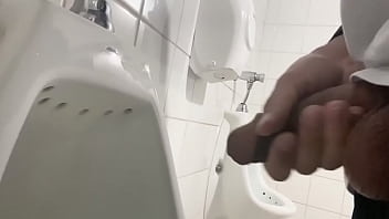 Preview 2 of Gym Big Boobs 4k Video - Novinho gozando muito no mict&oacute_rio do banheiro p&uacute_blico 13 jatos de porra