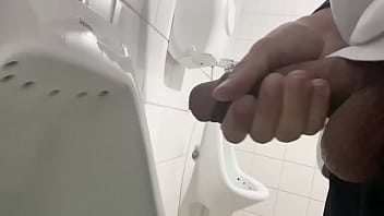 Preview 3 of Gym Big Boobs 4k Video - Novinho gozando muito no mict&oacute_rio do banheiro p&uacute_blico 13 jatos de porra