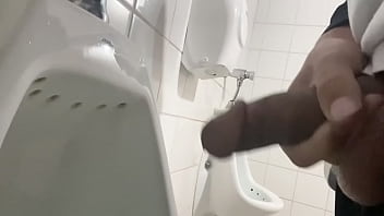 Preview 4 of Gym Big Boobs 4k Video - Novinho gozando muito no mict&oacute_rio do banheiro p&uacute_blico 13 jatos de porra
