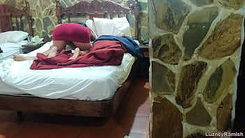Preview 1 of Bad Cold - mi esposo y la tienen sexo ellos piensan que yo no estoy en casa parte 1 pillados voyeur luzneyramish leandrozimmer abney