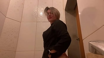 Preview 4 of Rough Throat 03 - Eu na balada loka no banheiro! Postei s&oacute_ por posta cheia d tens&atilde_o