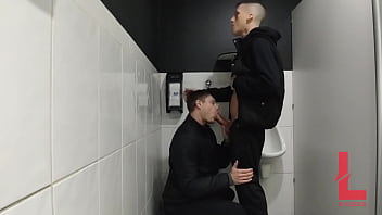 Preview 3 of Kiara Mia First Video - METENDO PICA NO PELO DENTRO DO BANHEIR&Atilde_O COM O LOIRINHO (COMPLETO NO RED)