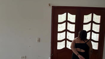 Preview 1 of Unsencered Teen - Vecina cachonda le paga con su grande CULO a alba&ntilde_il principiante y lo hace correr rico adentro.