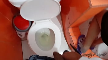 Preview 1 of Mom Fuck With Stranger - Le ofrezco dinero por sexo a mi empleada domestica ella primero dice que no quiere pero no puede resistir la tentacion y mi gran polla en su lindo culo virgen