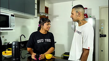 Preview 2 of Brazzers Mom N Son Sexx Video - Vizinha deu caf&eacute_ e uma mamada para agradecer o vizinho pela ajuda  vizinha gostosa mamando o vizinho na cozinha e tendo a buceta chupada para agradecer o vizinho.