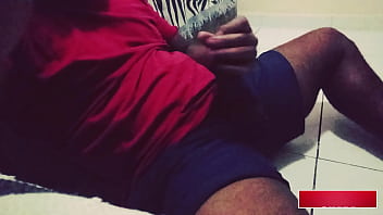 Preview 4 of Big Fucks Bigger - Moreno do pau grosso tocando uma punheta gostosa no ch&atilde_o