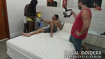 Preview 3 of Ante Finger In Wash Rooom - Bastidores da grava&ccedil_&atilde_o da primeira vez no porno da novinha Safira fez ate Dp e ganhou leite dos machos
