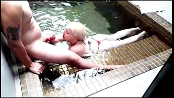 Preview 1 of Mother Daughter Swapping Cum - Sexo com a priminha da bunda grande na piscina