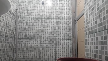 Preview 1 of Lnda Xxxx - Lavando o Pauz&atilde_o