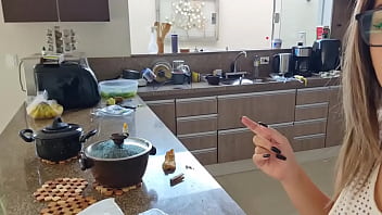 Preview 3 of Maya The Bee - LOIRA GOSTOSA NA COZINHA