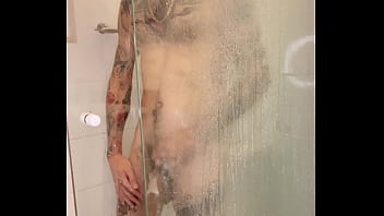 Preview 2 of Dreier 46 - tocando no banho