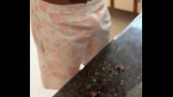 Preview 1 of Indian Tamil Porn Move - T&eacute_cnico de televisao dotado,  foi fazer um servi&ccedil_o e olha no que deu ?