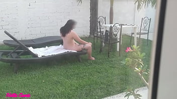 Preview 4 of Vwodbriwj - grabe a mi cu&ntilde_ada tomando el sol desnuda y masturbandose en el jardin