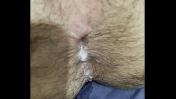 Preview 2 of Animalas Xnxx Vds - levando leitada do pauz&atilde_o grosso ap&oacute_s dar no pelo e escorrendo porra pelo cuzinho / creampied by huge uncut cock - cum leaking out of ass after anal sex