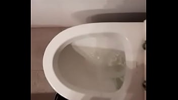 Preview 1 of Sexy Puusy - mi amigo hace pis y se prepara para una pajita