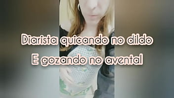 Preview 1 of Xnxxx456 - A Gata de Avental - Diarista putinha parou a faxina pra arrombar a cucetinha