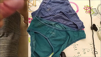 Preview 2 of Mom Abuses Kid - corrida en bragas de mi mujer 228