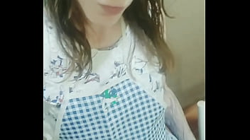 Preview 1 of Teacher And Mom - A Gata de Avental - lavando lou&ccedil_as (rotina de dona de casa)