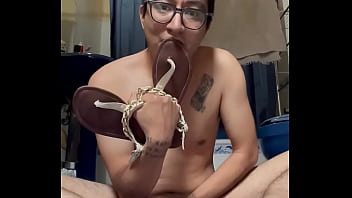 Preview 1 of Riu Model Japan - Me masturbo con mis chanclas de macho