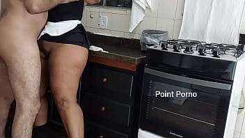 Preview 2 of Ennio And Vadim - Sai do banho pelado e encontrei a empregada arrumando a cozinha