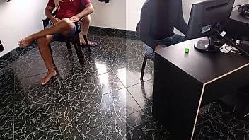 Preview 1 of Katrina Xxx Video Hd Com - El cornudo de mi esposo juega mientras a me follo a su mejor amigo: el muy tonto no puede ver que me estan metiendo la polla y pasandome la tanga por el culo