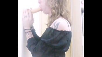 Preview 1 of Hot Saxy Bideo - A Gata de Avental - brincando com o dildo