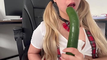 Preview 1 of Rapping Girl And Boy Blackmail - ninfomana se masturba con un pepino mientras llega su novio xd