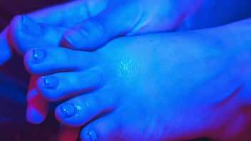 Preview 3 of Dee Hot Mom - Paola Loves To Suck Her Toes