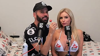 Preview 2 of Xxx B F Photo - Huney Baked Melons folla con Elo Podcast en medio de la entrevista