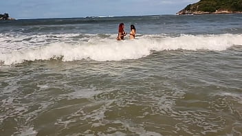 Preview 1 of Mom Hunter Mmf - Flagrei duas atriz na praia do Guaruj&aacute_ e gravei escondido Melissa Devassa  - Paty Bumbum