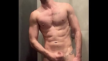 Preview 3 of Able Humping - Banho na academia